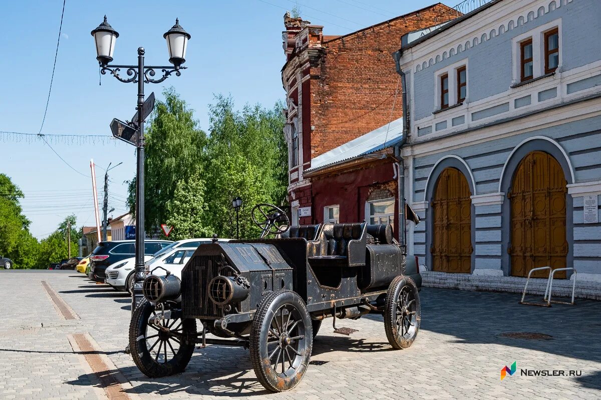 Авто киров. Улица спасская киров памятник машина. спасская улица киров история 2025. памятник автомобилю киров на спасской. ретромобиль на улице спасской.