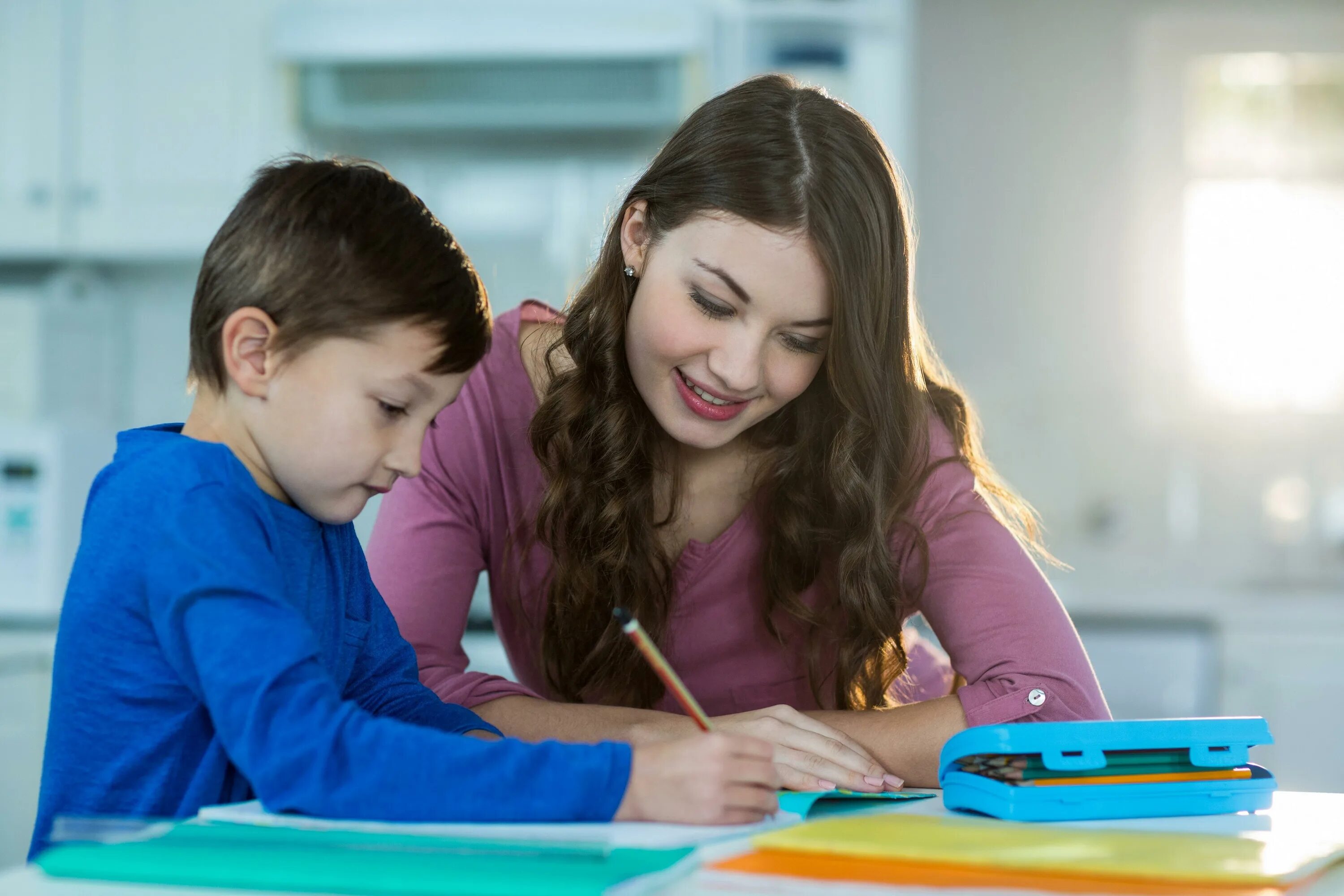 She to help many times. Children and mother do homework. Мама с сыном делают домашнее задание. Mother and child doing homework. Help mother homework.