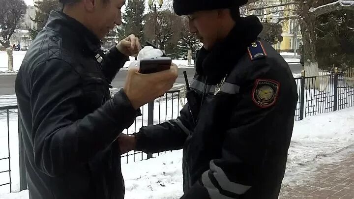 Досмотр на улице. Досмотр на улице. Личный досмотр. Полицейский досмотр. Обыск.