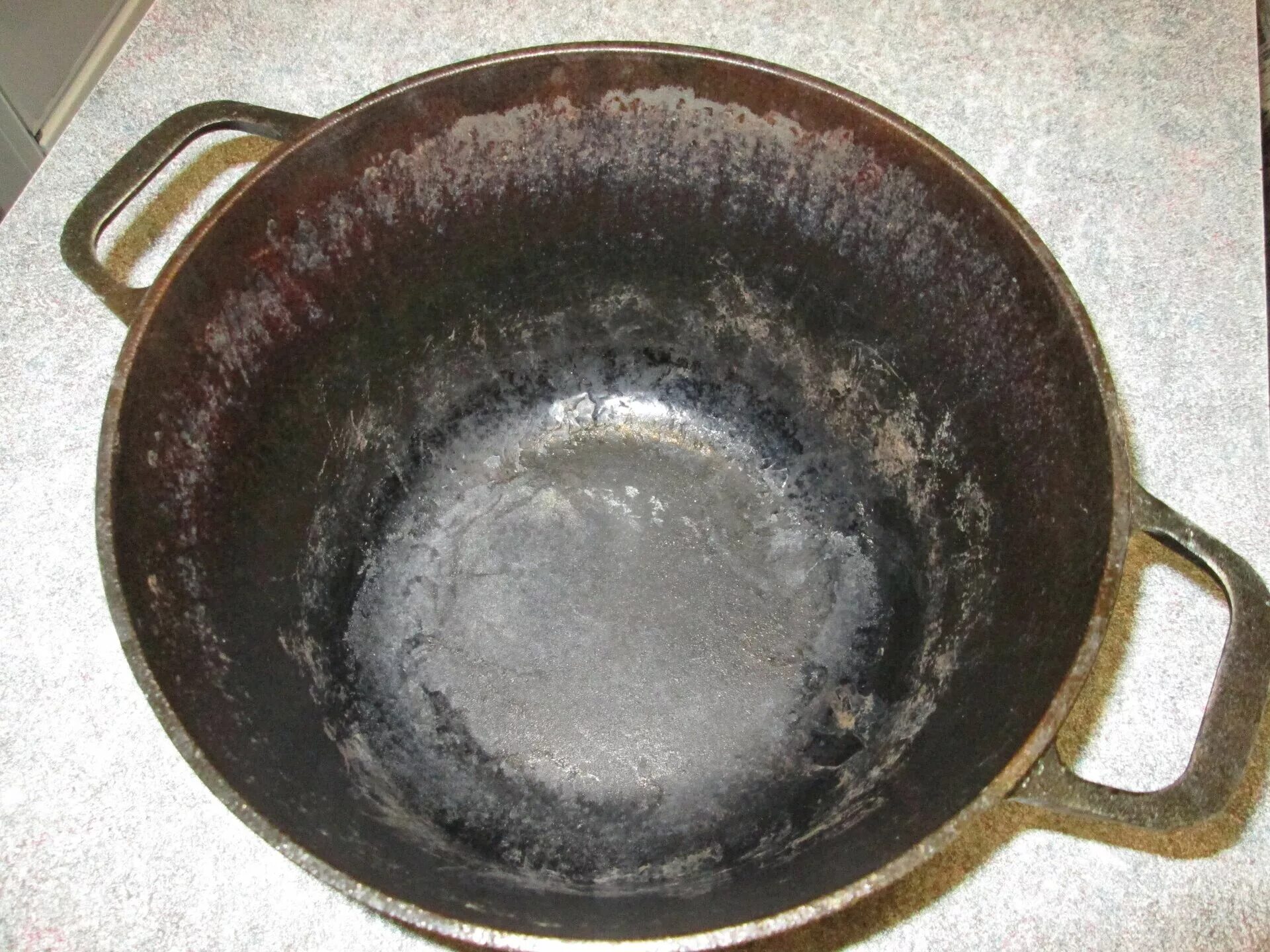 казан чугунный - 60 литров. чугунный казан 16 л. прокалка казана. потемнел казан. чугунный казан заржавел.