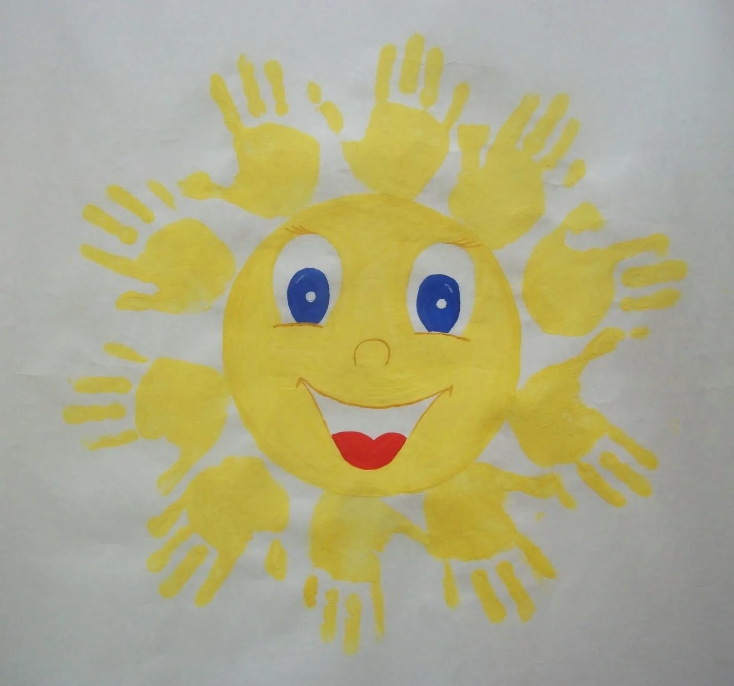 Солнышко для детей 2 3 лет. Аппликация солнышко. Рисование ладошками солнышко. Солнце поделка для детей. Солнышко для рисования для детей.