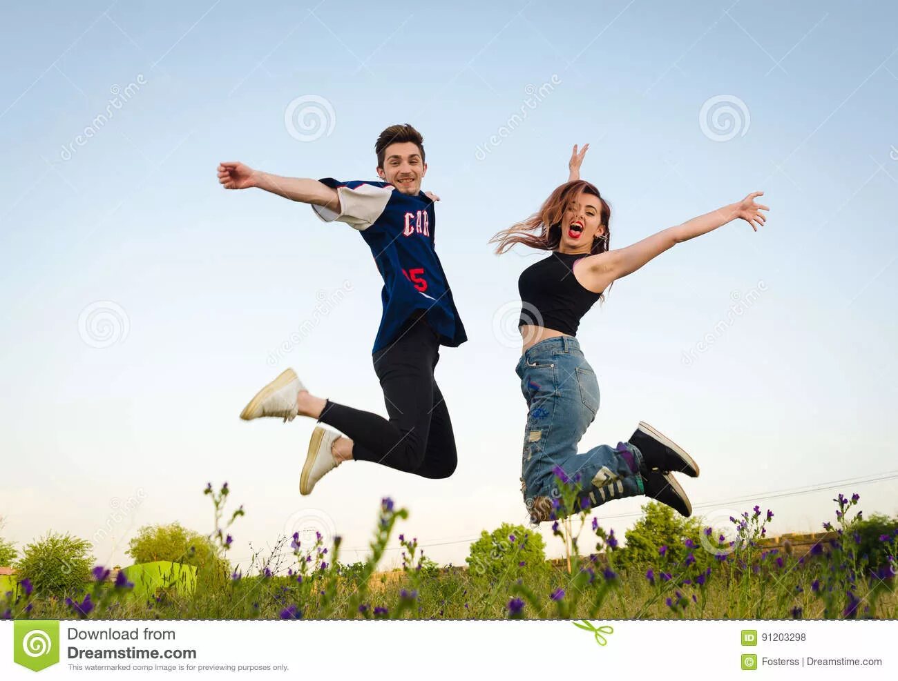 Подружки бегут по лугу. Девочки подружки прыгают. Девушка прыгает на подругу. Девочки подружки прыгают. Девушка в прыжке.