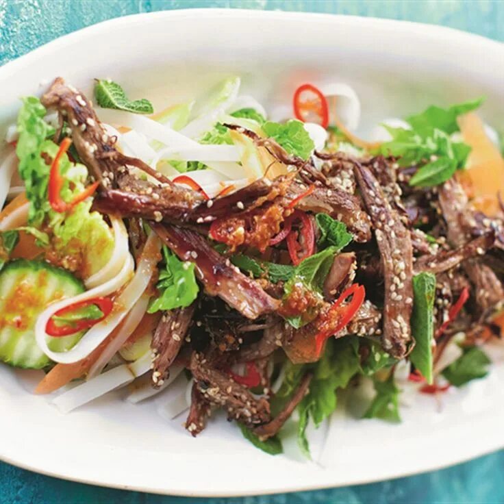 Салат с говядиной и болгарским перцем и огурцом. Мясной салат в азиатском стиле. Салат тайский с говядиной и огурцом. Салат терияки биф. Салат классический тайский.