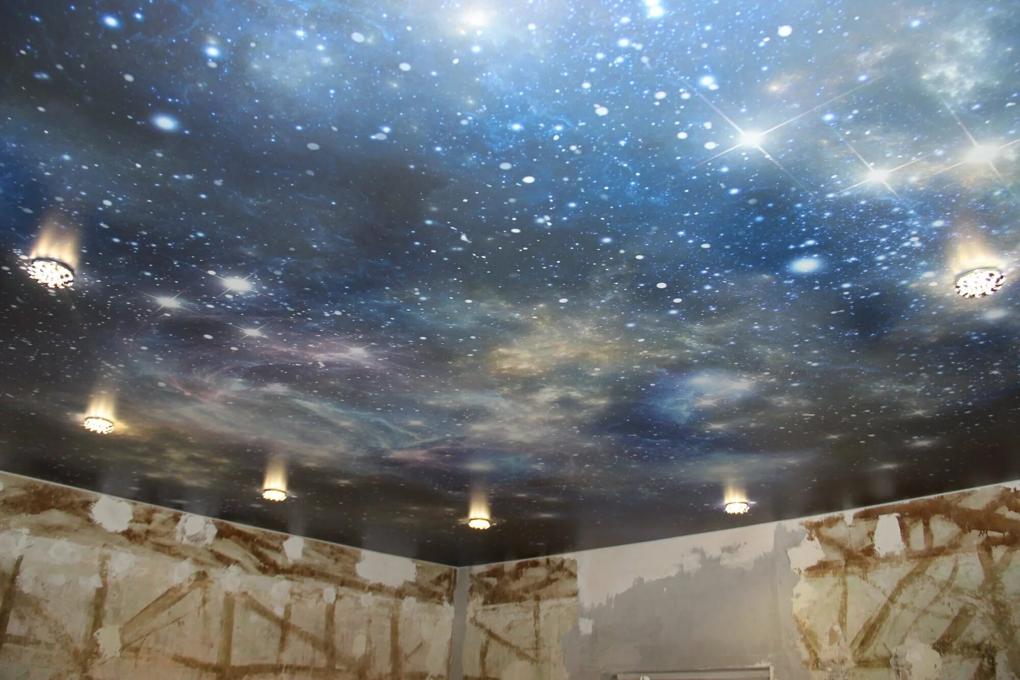 Натяжной потолок звездное небо. Натяжной потолок в виде космоса. Натяжной потолок с фотопечатью звездное небо. Натяжной потолок с фотопечатью космос. Потолки невесомость