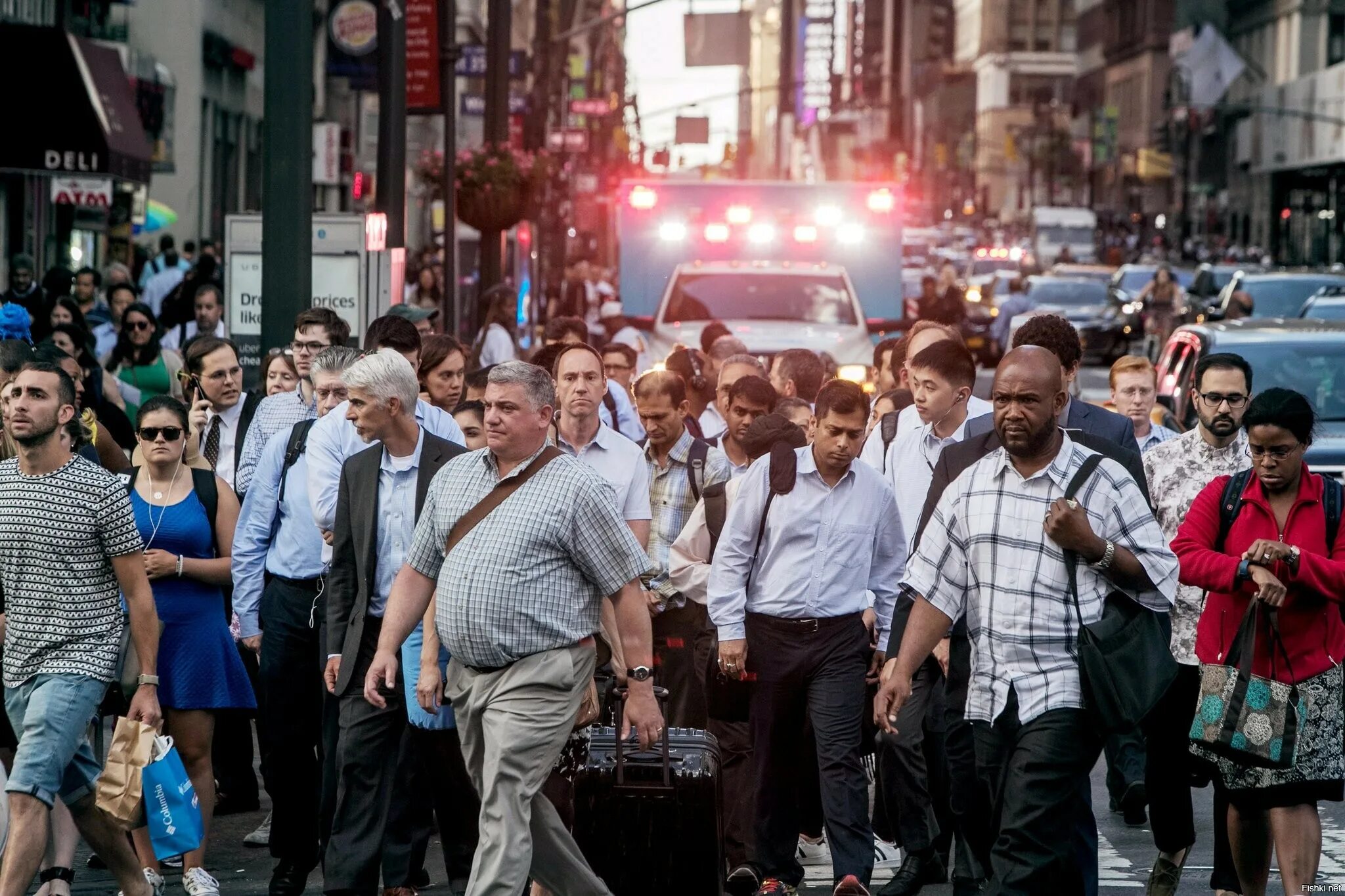 Удивленным прохожим. Случайные люди на улице. Прохожие улыбаются. Люди на улицы женщина. Люди на улице летом.