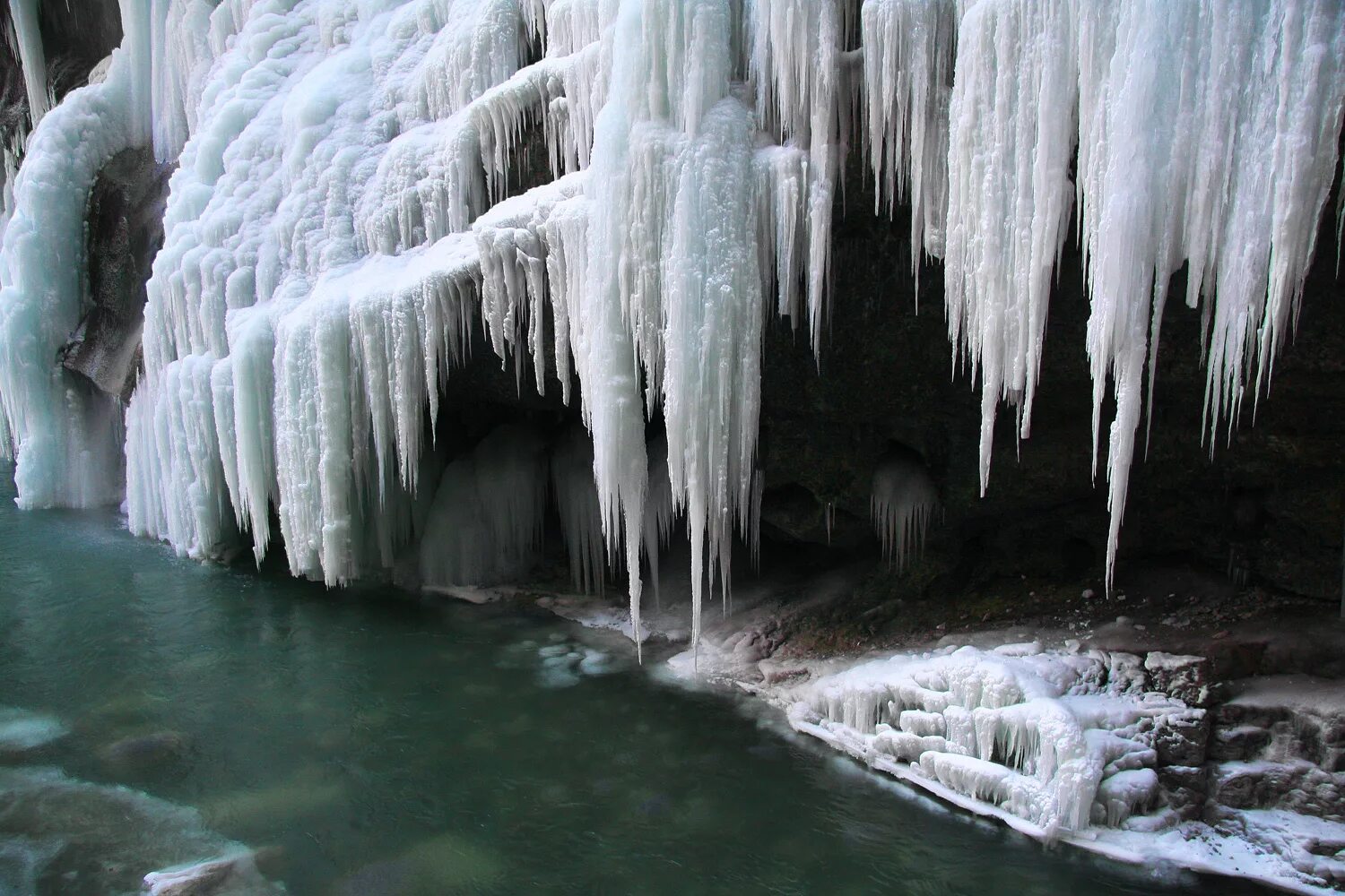 Водопад сноу крик. Гегский водопад зимой. Водопад гвелети зимой. Ледяной водопад. Касахский водопад.