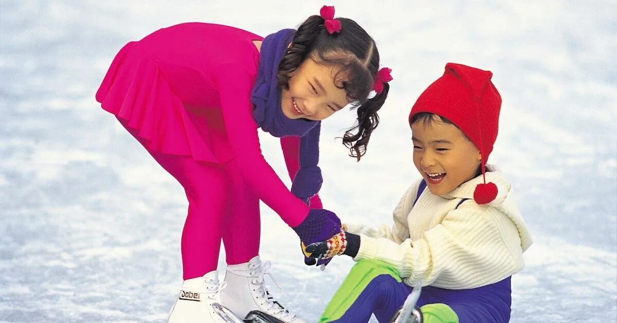 Катание на коньках. Катание на коньках дети. Кататься на коньках зимой. Дети катаются на коньках.