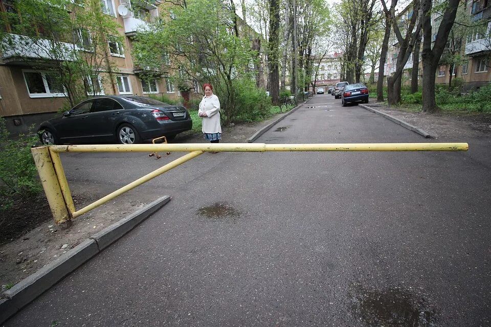 шлагбаум. шлагбаум во дворе. можно ли во дворах устанавливать шлагбаум. шлагбаум. ограждения для парковки во дворе.
