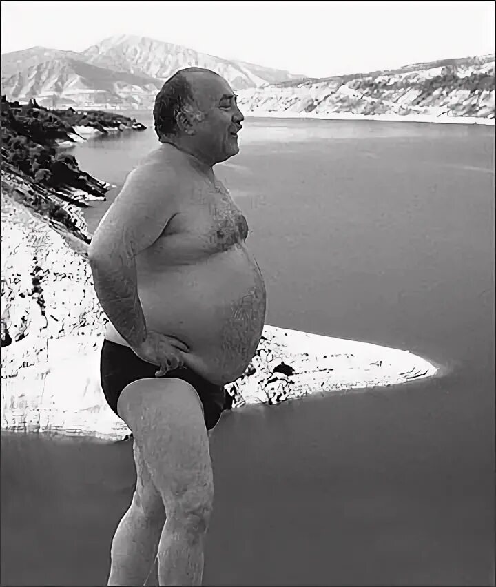 Старый пузатый дед. Толстый мужчина в майке. Старики на пляже. Старый пузатый дед. Упитанный мужчина.