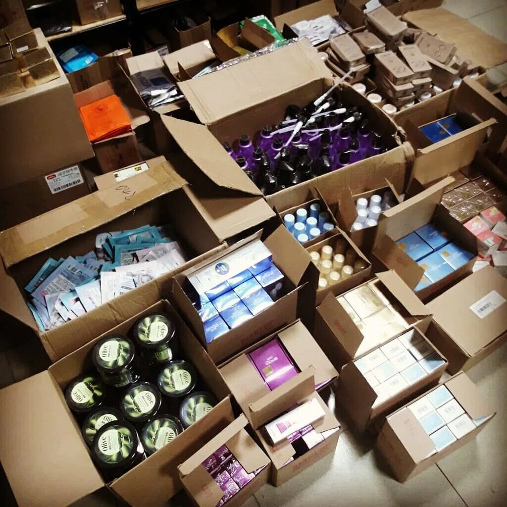 картонные коробки куча. склад с коробками. бумажный пакет упаковка. коробки с товаром. бумага для упаковки внутри коробки.