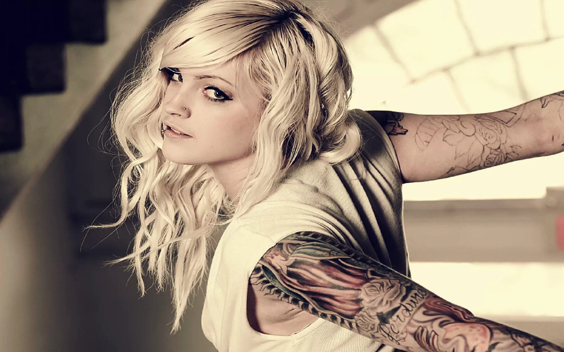 Блондинка с татуировкой. Красивые тату для девушек. Zirael суисайд гёрл. Blonde tattoo. Девушка блондинка с тату.