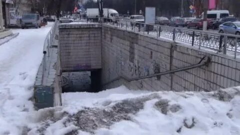 Девочка которая упала в подземный переход видео