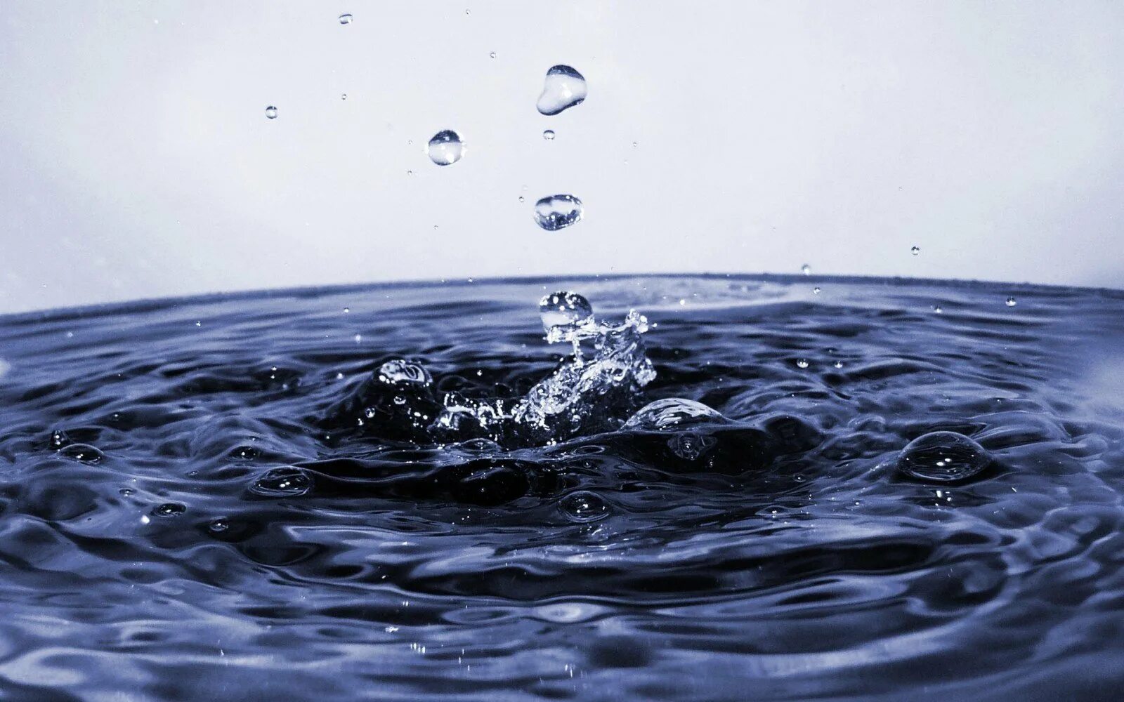 Капля в море значение фразеологизма. Капли воды. брызги воды. капля падает в воду. красивая вода.