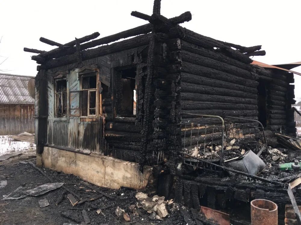 Пожар в Ульяновской области Майнский район. Обгоревший деревянный дом. Сгоревший деревянный дом. Сгоревший деревенский дом. Дом в собственности сгорел