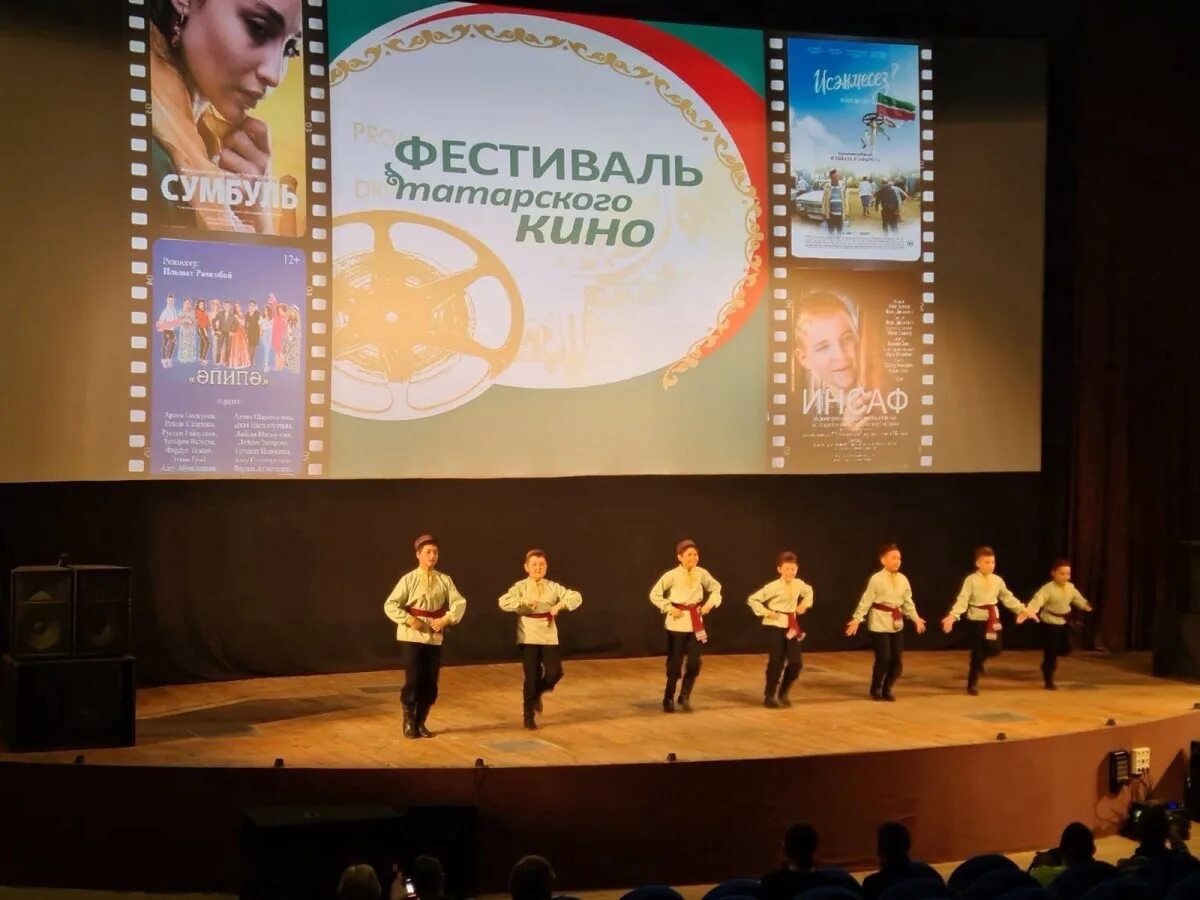 Фестиваль татарская ул 21. Национальные праздники татаров. Татарский танец сабантуй. Фестиваль татарская ул 21. Сабантуй 2022 казань.