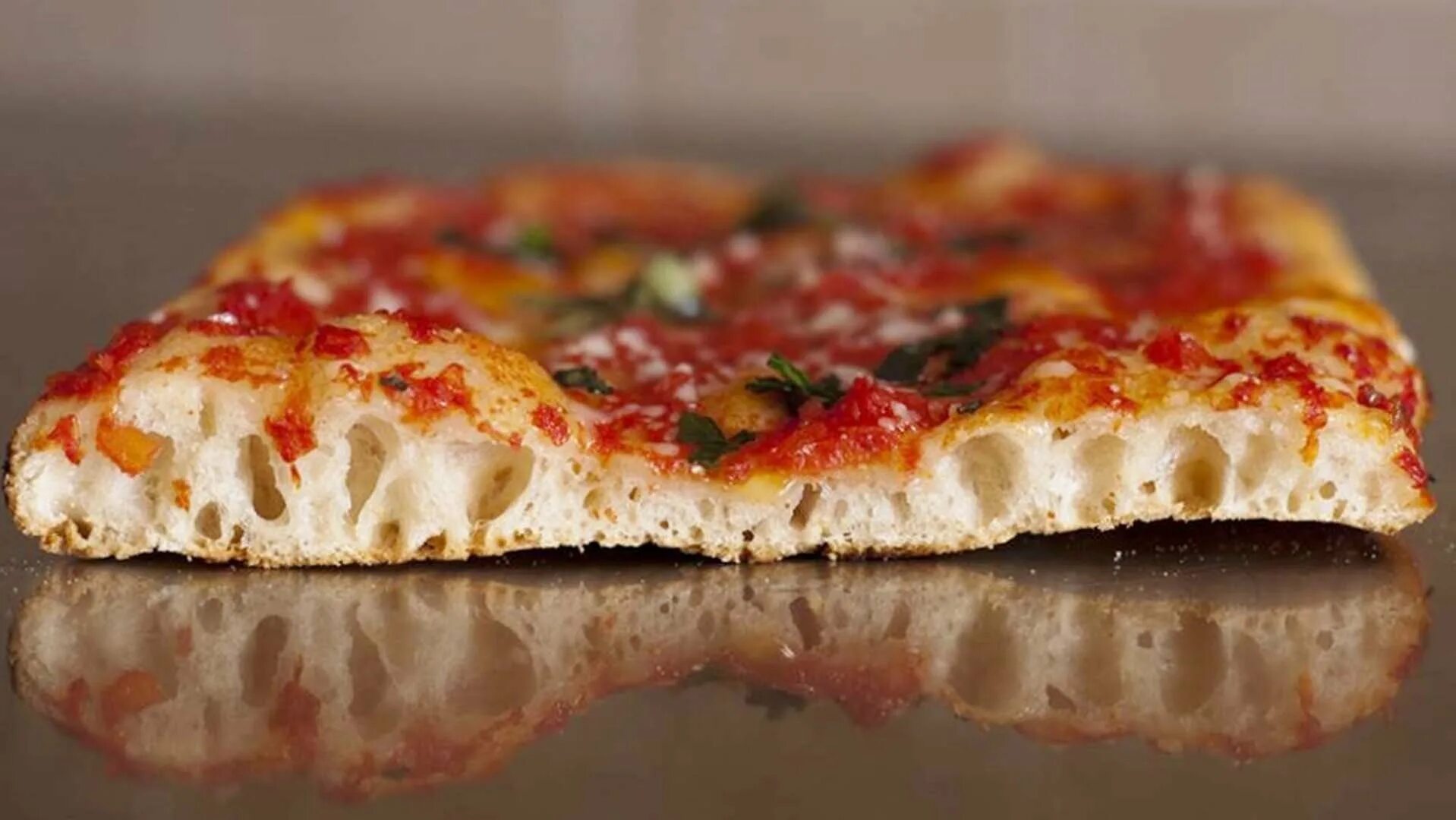 Хрустящее тесто для пиццы. Римская пицца пепперони. Турецкая пицца. Толстая пицца. Итальянское тесто для пиццы.