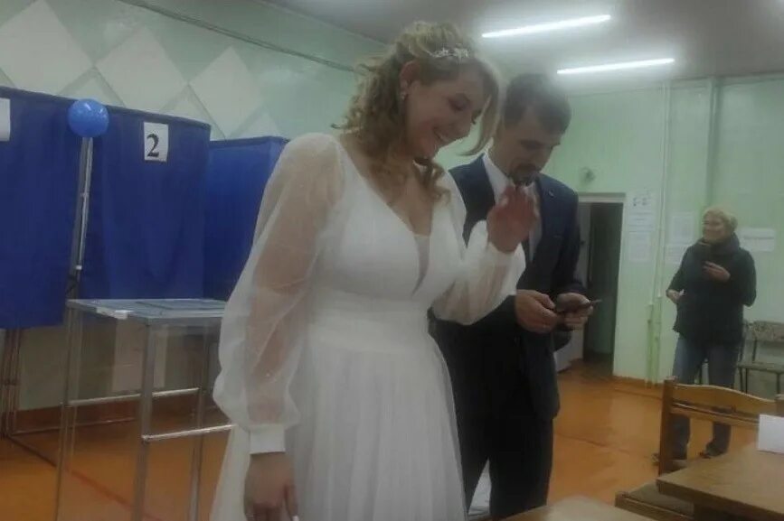 Проголосовать в кировском районе. Встреча с семейной парой. Свадьба выборы. Фото молодоженов на выборах. Вятская свадьба.