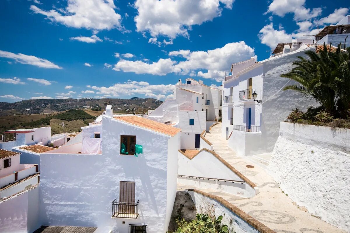 White village. Испания деревня Frigiliana. Дом в Андалусии Испания. Испания Андалусия белые деревни. Деревня в Андалусии.