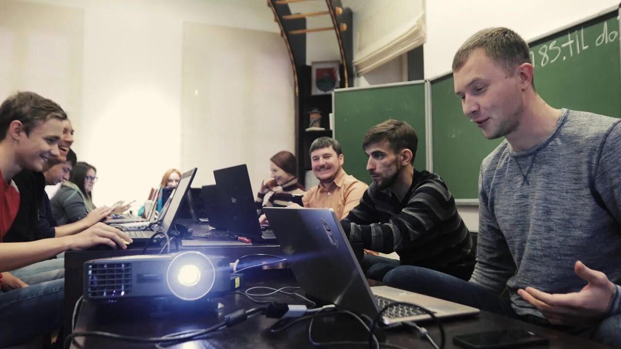 Творческие профессии. It курсы екатеринбург. Работы графических дизайнеров. Курсы екатеринбург. Учеба на дизайнера.