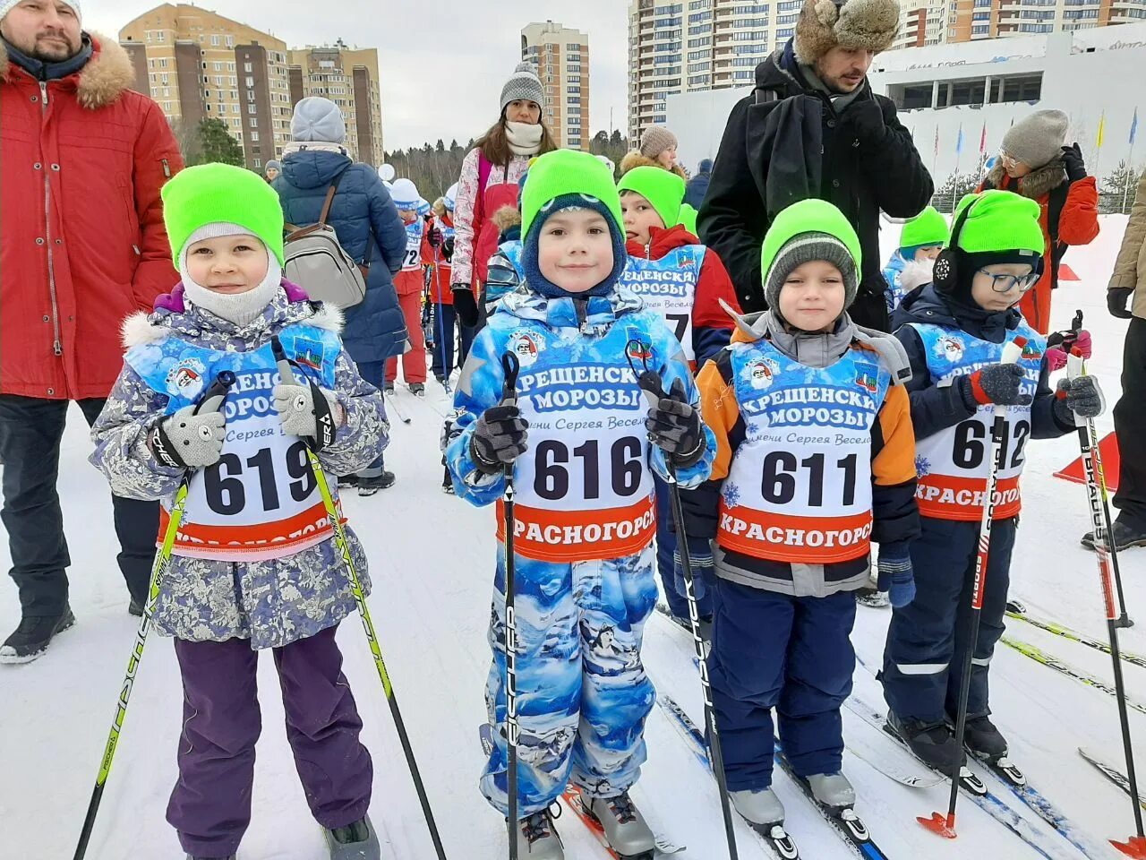 детский лыжный фестиваль крещенские морозы 2023 красногорск. детский фестиваль крещенские морозы. детский лыжник. ребенок на морозе. физкультура и спорт.