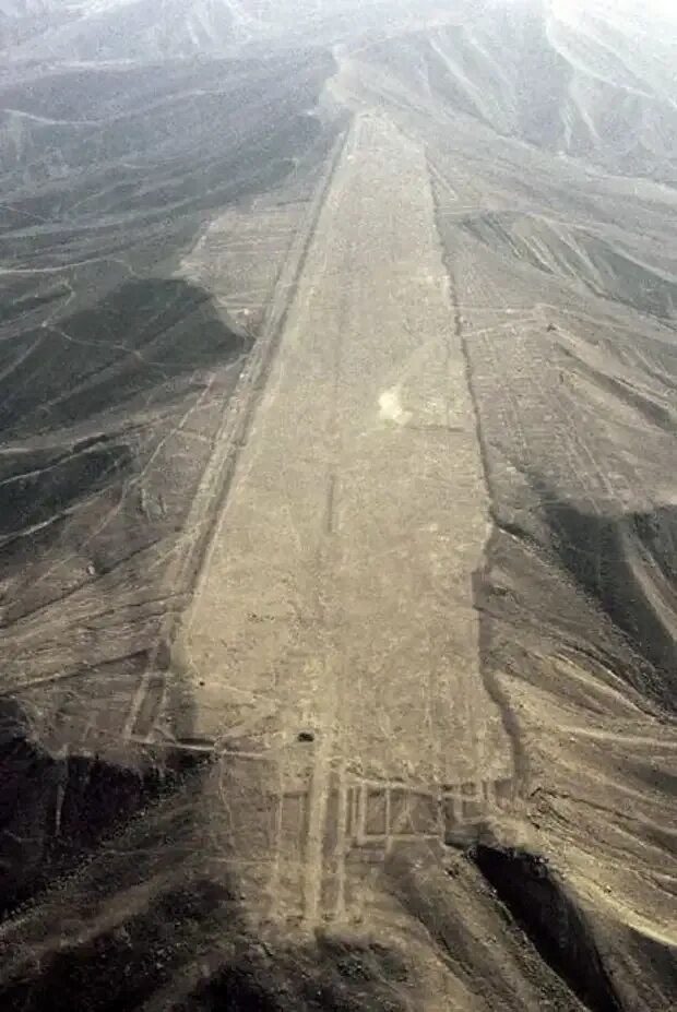 Плато Наска гора. Плато Наска аэропорт. Плато Наска древний аэродром. Плато Наска срезанная гора. Аэродром в скале