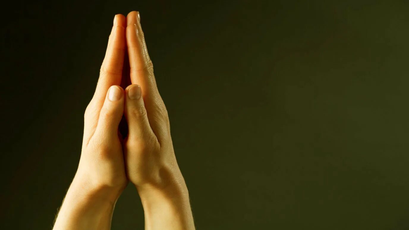 Руки во время молитвы. Молитвенно сложенные ладони. Руки сложенные в мольбе. Руки сложенные в молитвенном жесте. Руки в молитве.