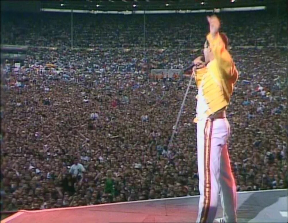 Фредди меркьюри на концерте live aid 1985. Фредди меркьюри wembley 1986. Фредди меркьюри на стадионе уэмбли. Фредди меркьюри на стадионе уэмбли. Фредди меркьюри концерт уэмбли 1986.