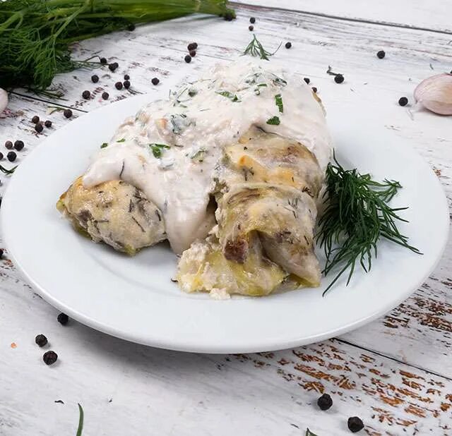 Голубцы тушеные. Ленивые голубцы с капустой рисом в соусе в духовке. Котлеты в сметанном соусе. Голубцы со сметаной. Голубцы с рисом в сметанном соусе.