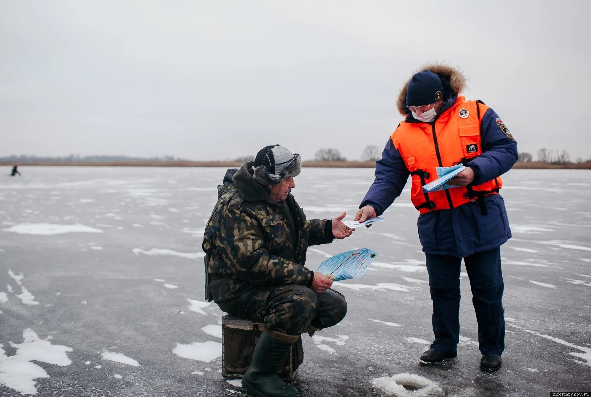 Рыбаки на льду. Рыбаки на тонком льду. Запрет выхода на лед рыбакам. Подледная рыбалка.