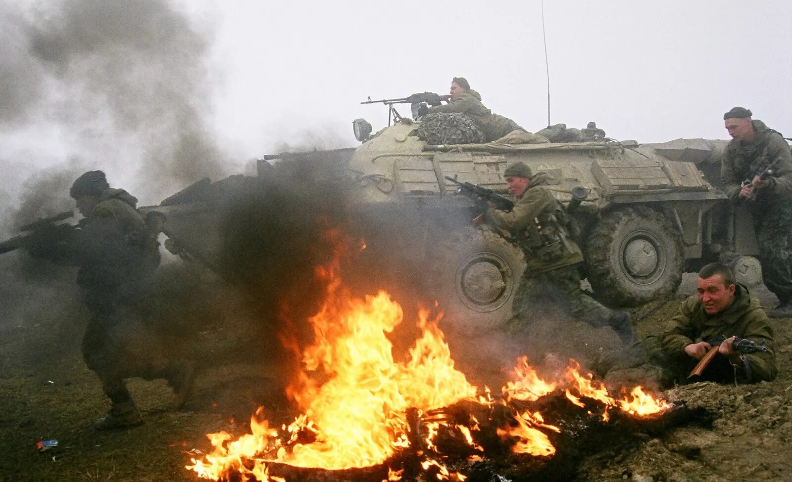 Чечня 1995 штурм грозного. Чечня 1 бой. Чечня солдат 1995 грозный. Дворец дудаева штурм грозного 1995. Штурм бамута 1996.