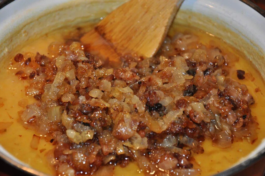 Можно ли гороховое пюре. Пюре со шкварками. картофельное пюре со шкварками. пюре со шкварками и луком. картошка пюре с шкварками и луком.