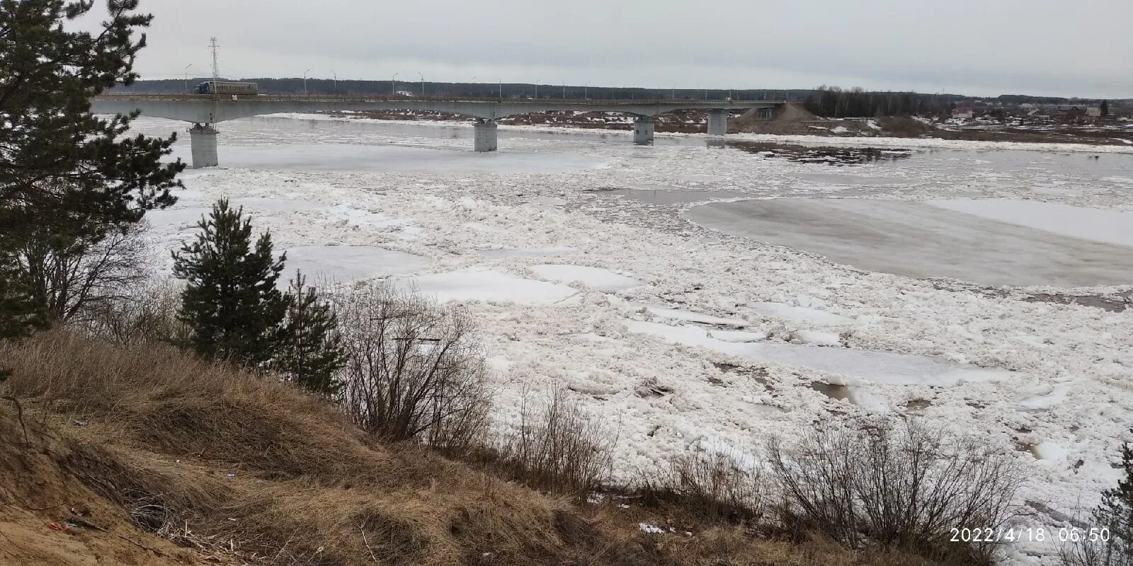 Уровень воды в реке сухона. Ледоход Великий Устюг. Река Сухона 2022. Река Юг Великоустюгский район. Ледоход в Вологде.