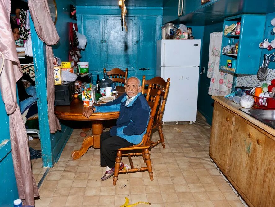 Американская семья за столом. Как живут простые американцы. Американский быт. Быт обычных американцев. Американская квартира.