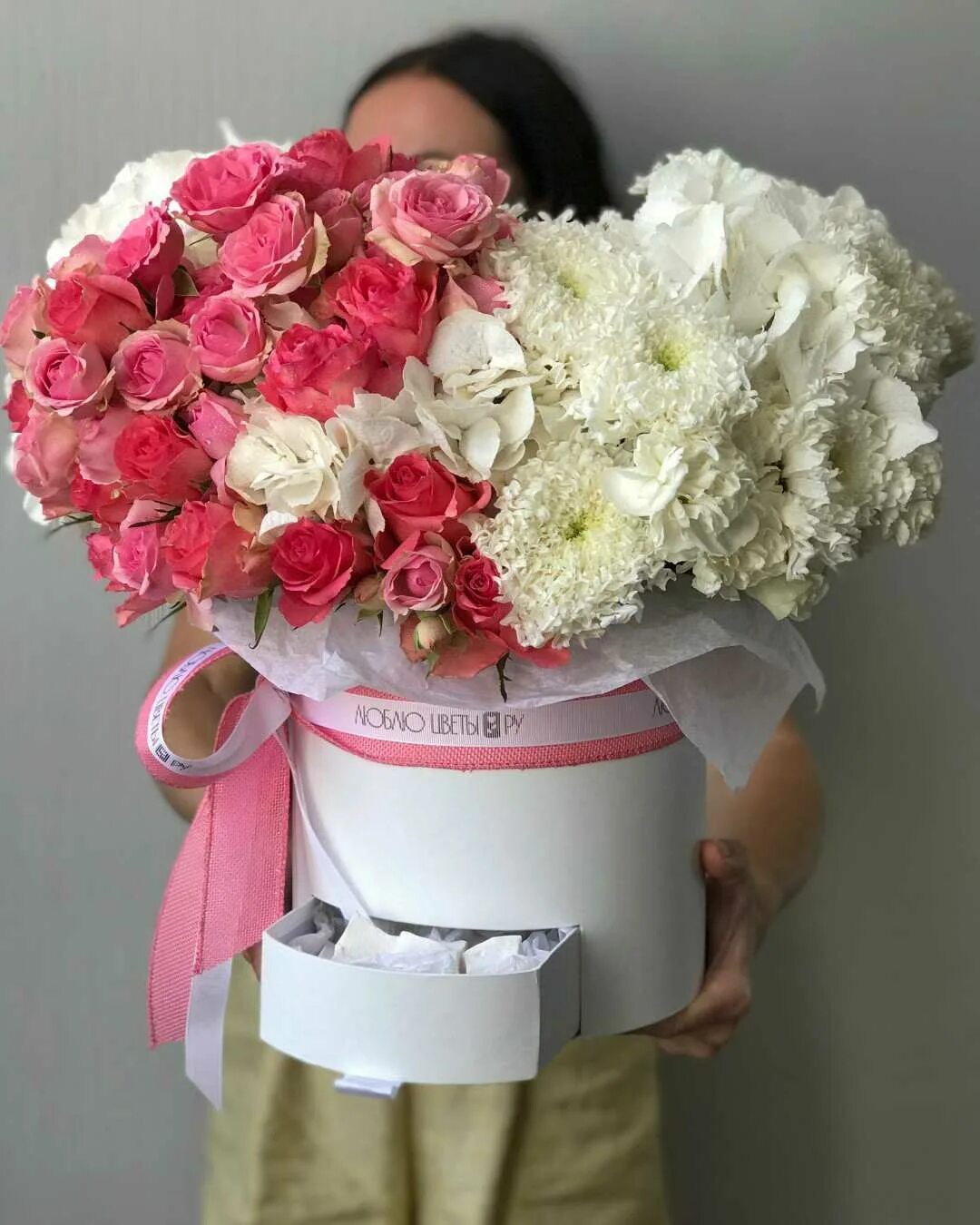 Какой хороший день чтоб подарить цветов. Букет "женщине". Букет цветов для девушки. Букет цветов «день рождение». Букетик для девушки.