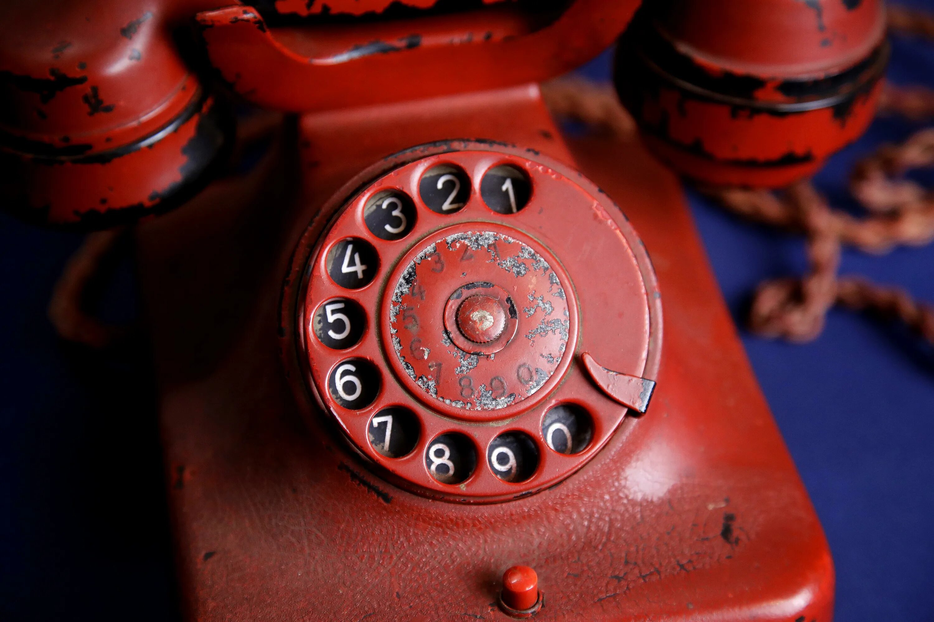 Красный телефонный аппарат. Красный телефон. Телефон Гитлера. Телефон старинный красный. Старый красный телефон