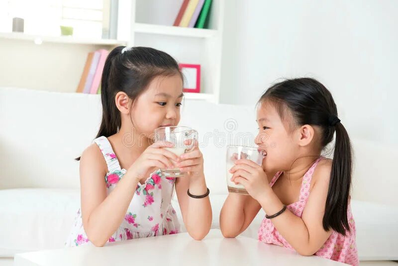 Пью молоко сестры. Азиатское молоко. Азиаты и молоко картинка. Сестра пьет молоко сестры.