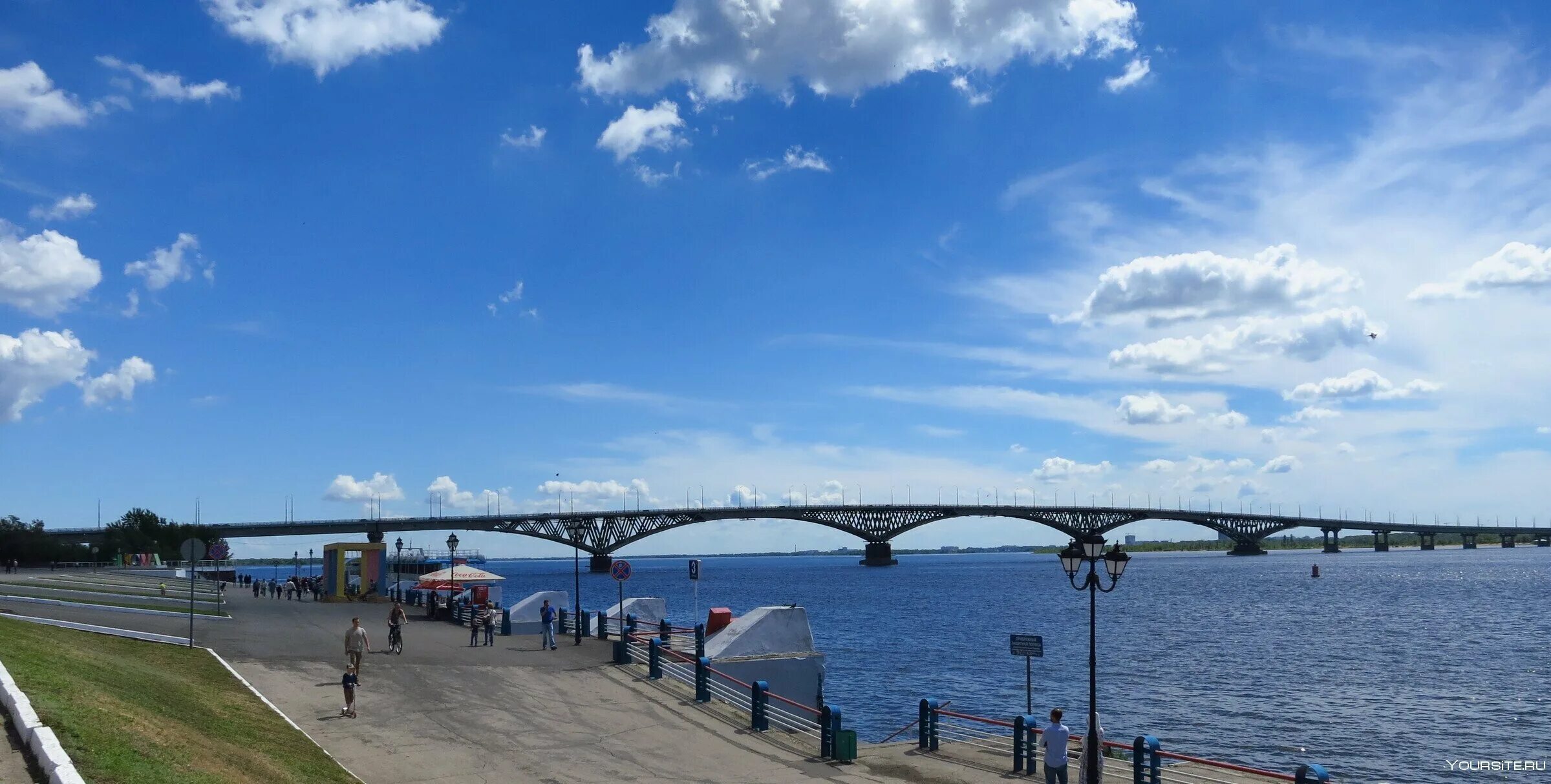 Волга мост энгельс. Набережная Волги Саратов. Волга мост Саратов Энгельс. Саратовский мост с Энгельса. Саратов набережная мост.