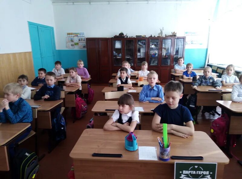 домашнее задание школы 1. памятка выполнения домашнего задания в начальной школе. девочка делает глубокий. ученики сидят за столом. дневник заполненный с домашним заданием.