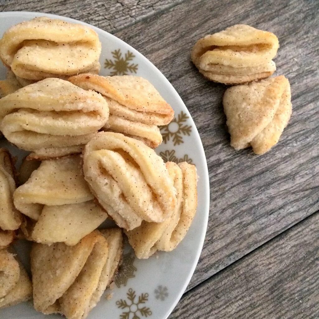 Печенье домашнее с сахаром треугольники. Творожное печенье Катрин Бауэр. Печенье треугольники. Печенье из творога. Творожное печенье треугольники.