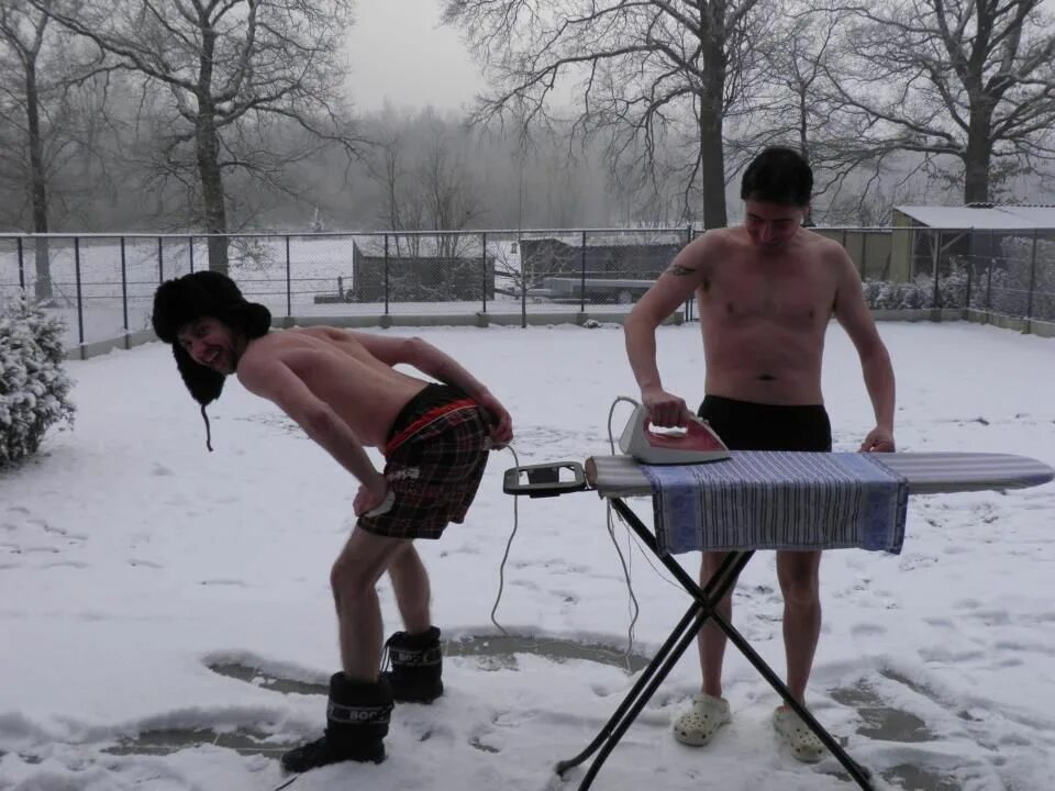 отпуск зимой прикольные. дети в снегу. дача зимой приколы. русские люди зимой. любители морозов.