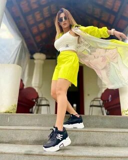 616. இந்த போட்டோவில் நடிகை அங்கிதா தேவ், மஞ்சள் நிற ட்ரவுஸர் வெள்ளை நிற ஸ்...