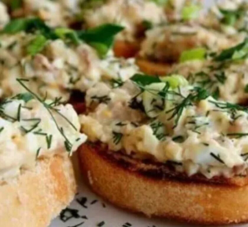 Рецепт вкусных бутербродов с печенью трески. Гренки с печенью трески. бутерброды с печенью трески. печень трески бутерброды. бутерброды с гренками.