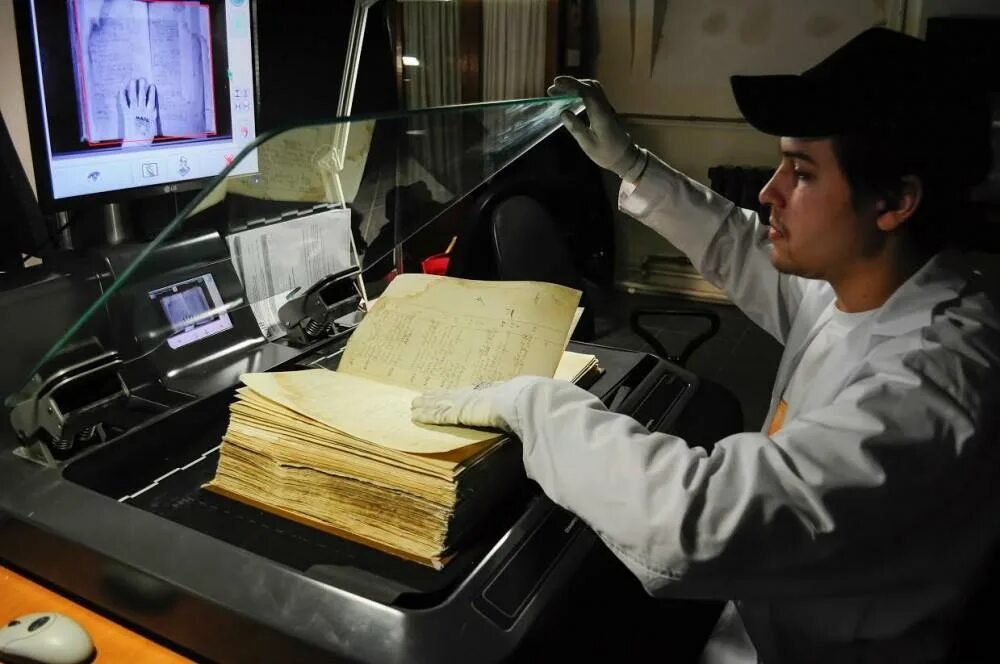 Сканер рахмат. Сканирование книг. Сканер для архива. Книжный сканер в библиотеке. Сканеры для оцифровки архивных документов.
