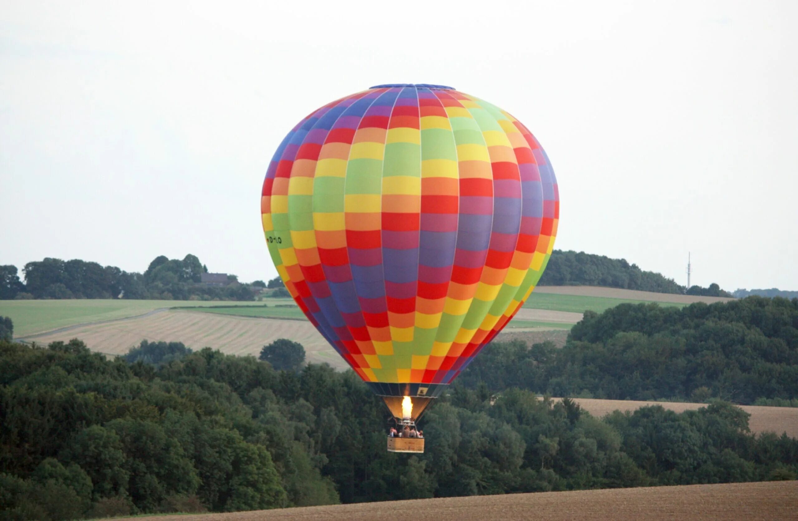 Balloon fly. Воздушный шар. Воздушный шар с корзиной. Летающие воздушные шары. Летающий воздушный шар.