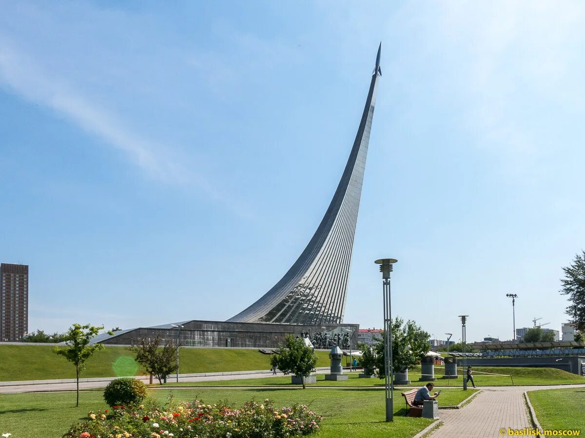 Памятник космонавтам в москве