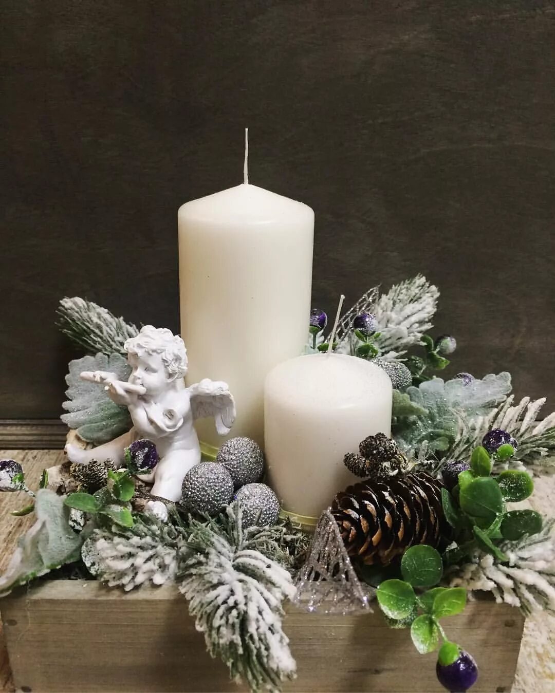 Новогодняя композиция на стол. Новогодняя композиция на подсвечнике. Новогодняя композиция из свечей. Как сделать новогоднюю композицию со свечой. Новогодние композиции своими руками.