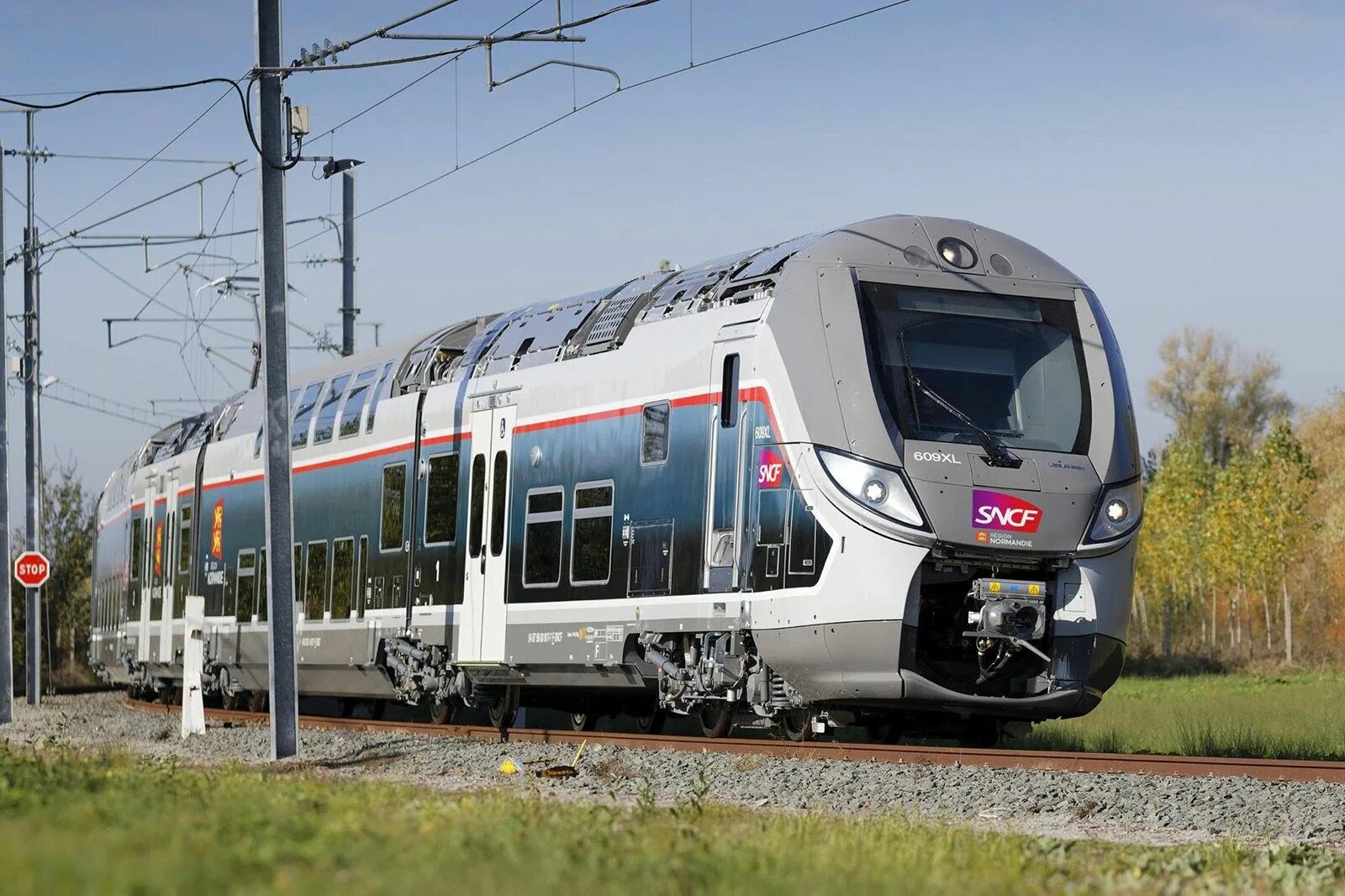 French train. Электропоезда Бомбардье. Электровоз Бомбардье. Локомотивы Бомбардье. SNCF Франция железная дорога.