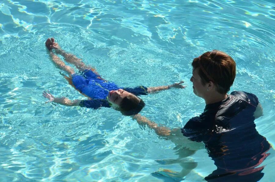 Упражнения для плавание в воде. Бассейн для детей и взрослых. Включи плавать. Плавательные упражнения. Пловец в бассейне.