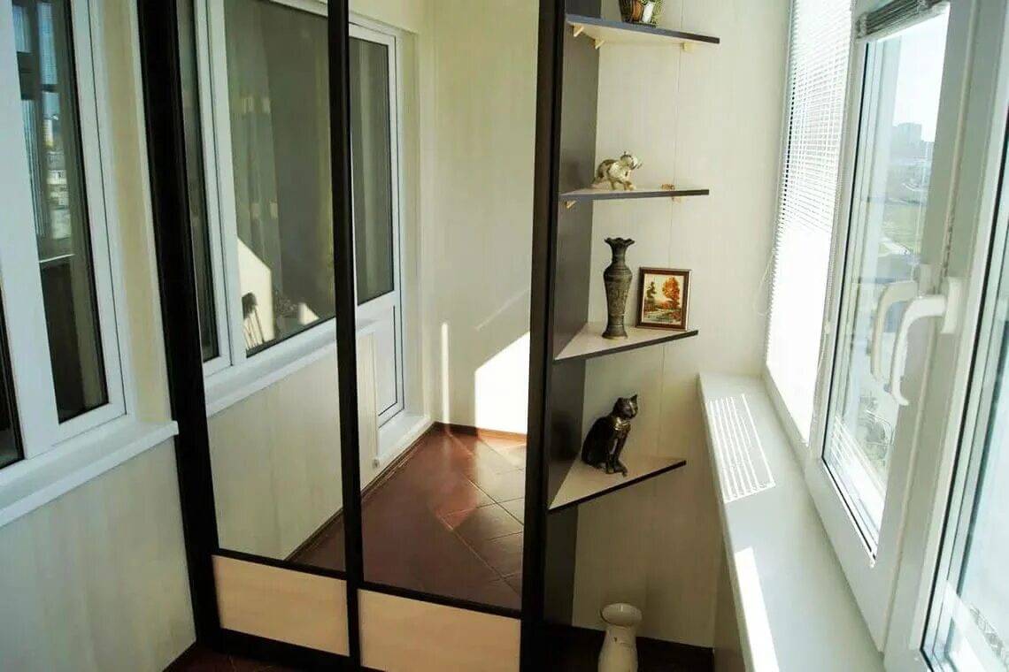 Балкон купе. Встроенный шкаф на лоджии. Шкаф на балкон. Шкаф на балкон. Шкаф купе на лоджии.