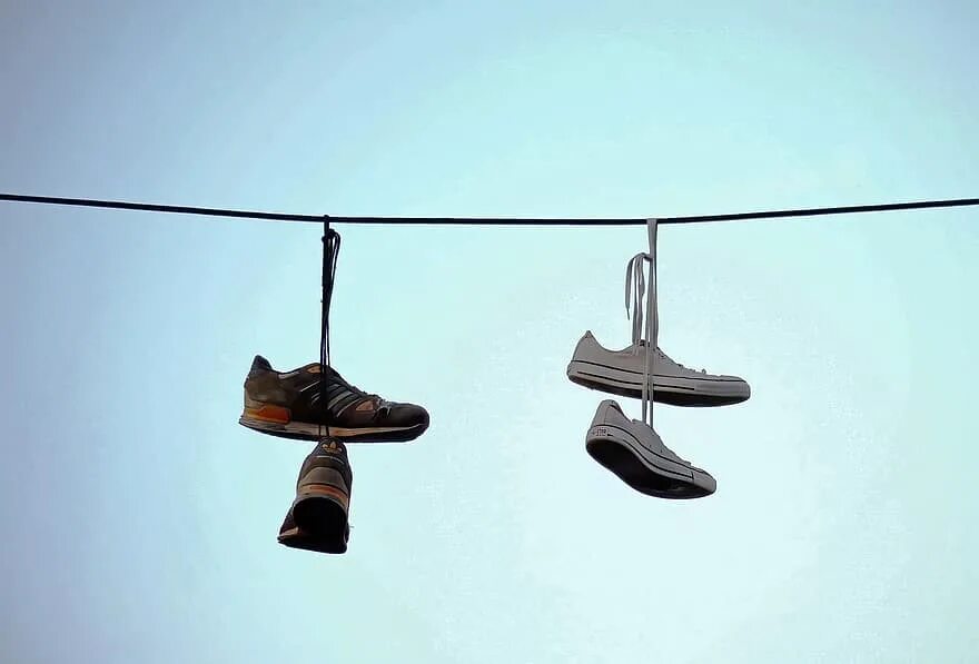 Зачем обувь на проводах. Sneakers on wires. Wire Shoe. Туфли в виде неба спирали.